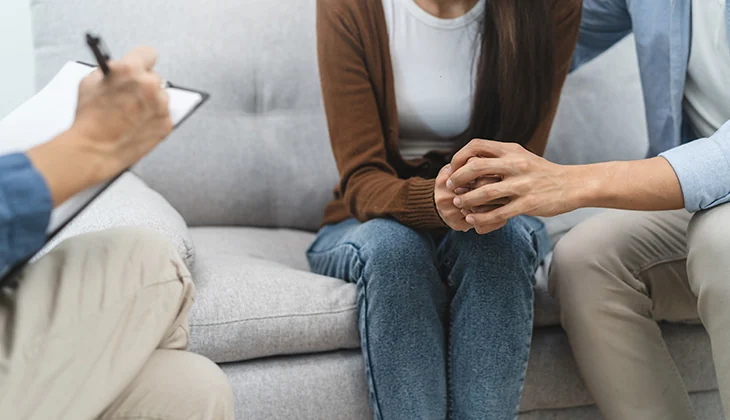 Pareja durante una sesión de terapia
